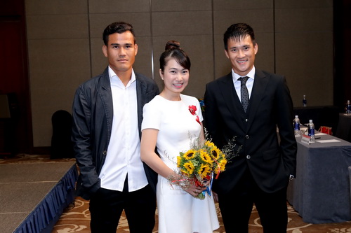 Công Vinh lịch lãm bên MC Thanh Thảo Hugo - 4