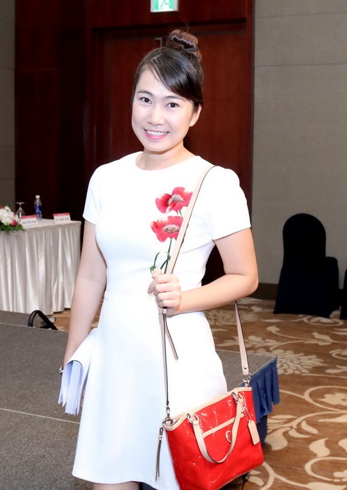 Công Vinh lịch lãm bên MC Thanh Thảo Hugo - 2