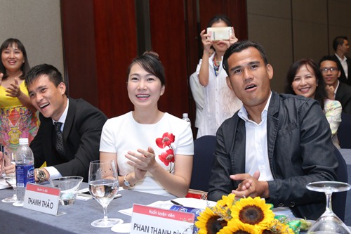 Công Vinh lịch lãm bên MC Thanh Thảo Hugo - 7