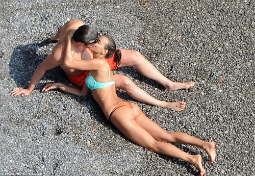 Irina Shayk liên tục ôm hôn say đắm người tình mới - 1