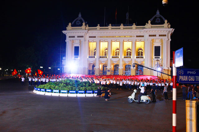 500 sinh viên diễu hành trong đêm tái hiện Cách mạng tháng Tám - 1