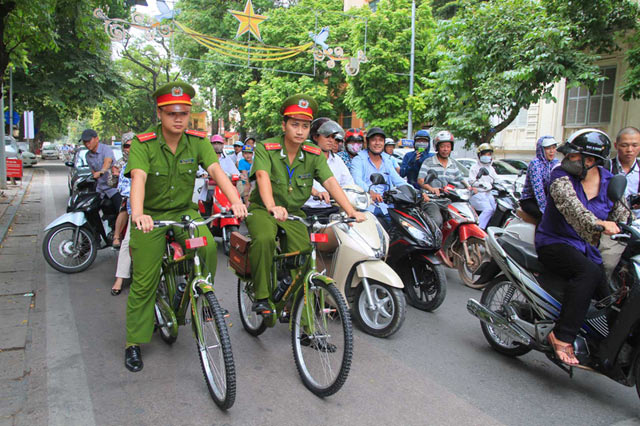 Người HN thích thú với hình ảnh công an đạp xe tuần tra - 1