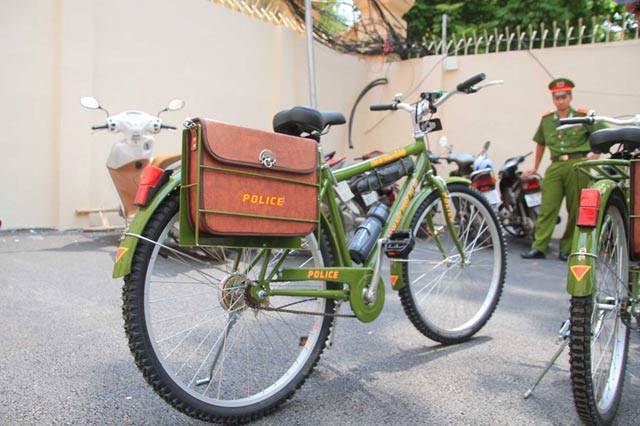 Người HN thích thú với hình ảnh công an đạp xe tuần tra - 2