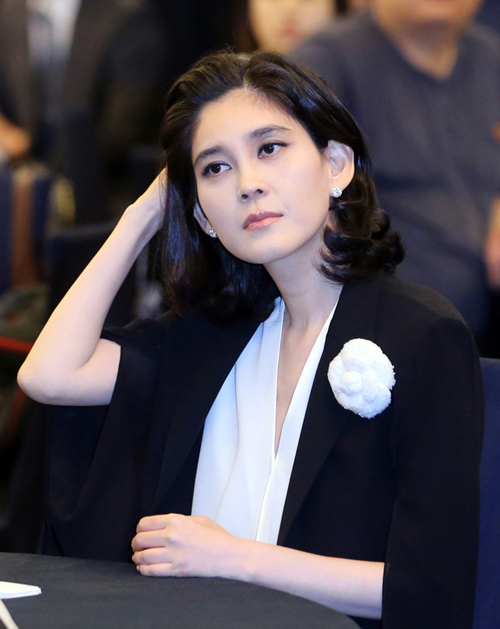 Gu mặc cực “chuẩn” của nữ tỷ phú giàu nhất Hàn Quốc - 1