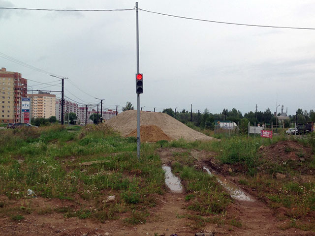 Thành phố Nga dựng cột đèn giao thông giữa... bãi đất hoang - 1