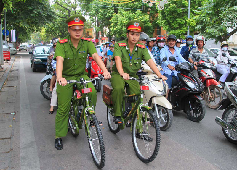 Ảnh: Ngày đầu tuần tra bằng xe đạp của Công an Hà Nội - 10