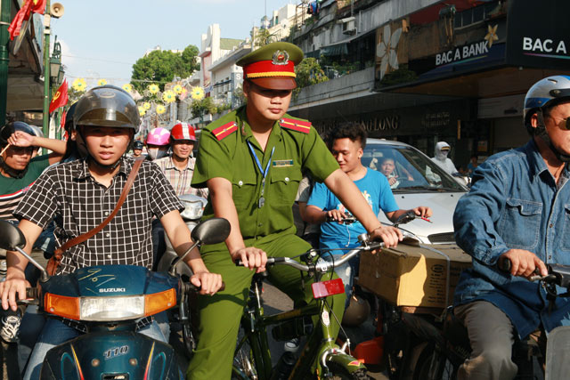 Ảnh: Ngày đầu tuần tra bằng xe đạp của Công an Hà Nội - 11