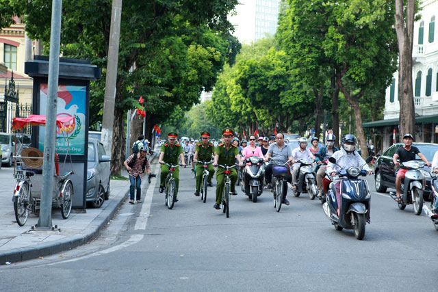 Ảnh: Ngày đầu tuần tra bằng xe đạp của Công an Hà Nội - 15