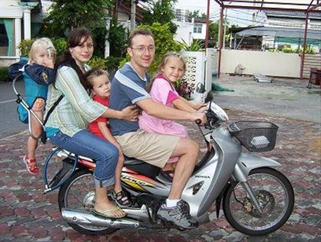 Vẫn còn trống chỗ cái giỏ nữa kìa.
