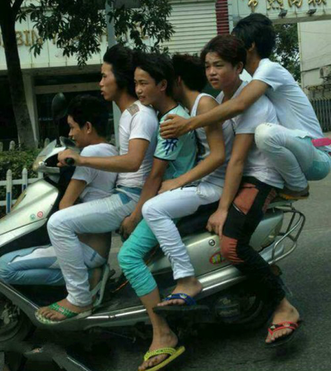 Các chú trật tự cho anh lái xe xem nào.

