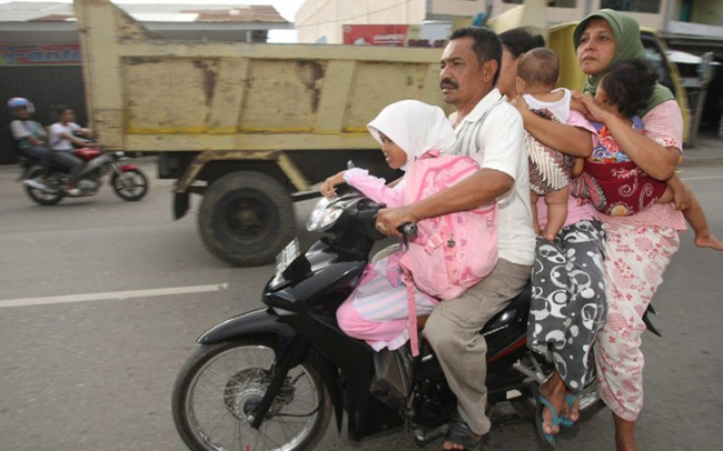 Chạy chậm thôi ông anh ơi, chóng mặt quá.

