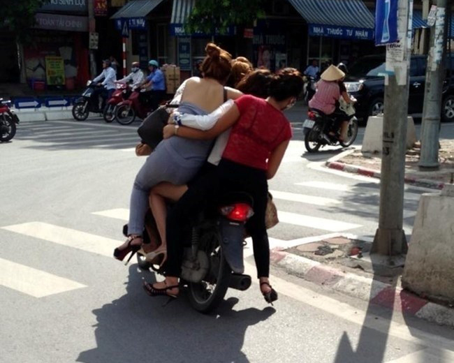 Chị em tốt là phải biết nâng đỡ nhau mọi lúc.
