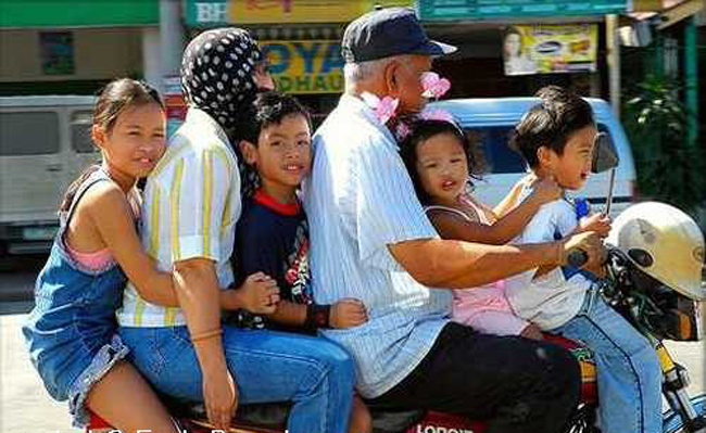 Lâu ngày đưa đàn cháu lên phố chơi.

