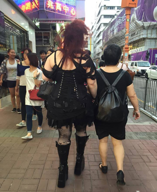 Giật mình vì “thảm họa thời trang” trên phố Hong Kong - 1