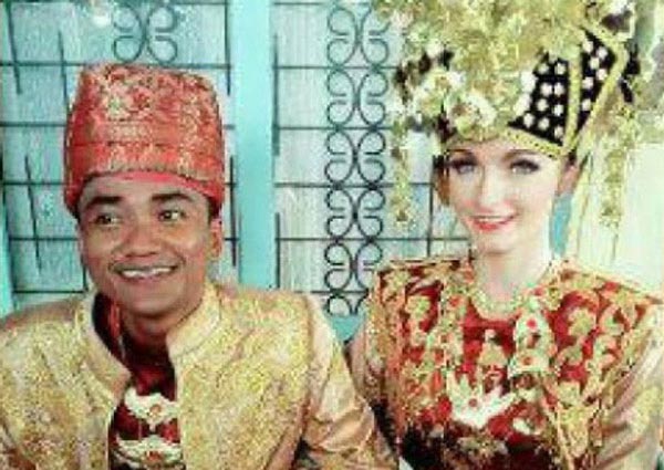 Indonesia: Chồng xấu cưới được vợ đẹp như tiên - 1