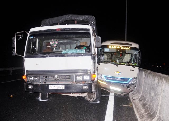 4 ô tô gặp nạn trên cao tốc TP.HCM – Trung Lương, hành khách khóc thét - 1