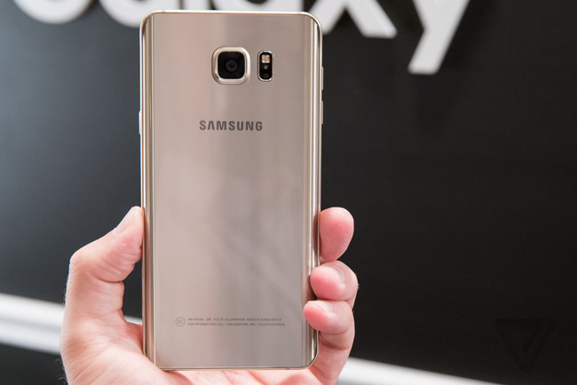 “Người khổng lồ” Samsung vừa chính thức giới thiệu siêu phẩm mới nhất - Samsung Galaxy Note 5 đến người dùng công nghệ trên toàn thế giới. Với thiết kế ấn tượng, bút S Pen thông minh và cấu hình được nâng cấp, Galaxy Note 5 không chỉ giúp người dùng tối ưu hóa những trải nghiệm trong công việc và cuộc sống mà còn một lần nữa giúp Samsung giữ vững vị thế dẫn đầu thị trường sản phẩm công nghệ.