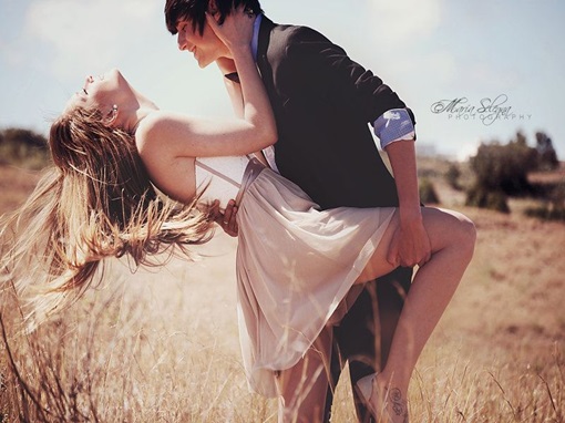 Đoán tình cảm của chàng qua cách ôm - 1