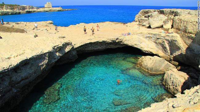 Hồ Grotta della Poesia ở Roca Vecchia, Italy. Nơi đây không chỉ là một hồ bơi tuyệt đẹp mà còn là một địa điểm khảo cổ quan trọng về thời đồ đồng và khảo cổ học Mycenaean. Một hệ thống đá vôi độc đáo nối hai khoang với nhau đã tạo ra lỗ trũng hồ bơi tự nhiên tuyệt vời.
