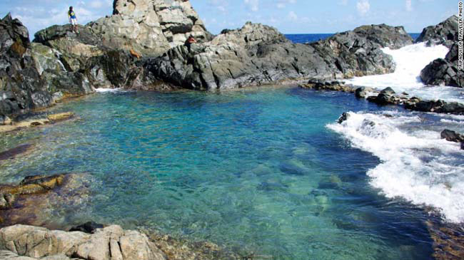 Bể bơi tự nhiên ở Noord, Aruba. Các hồ bơi tự nhiên ở thị trấn Noord trên quốc đảo nhỏ của Aruba là địa điểm tuyệt vời cho du khách thưởng thức biển Caribbean phía Nam. Làn nước trong xanh, khung cảnh ngoạn mục hút hồn du khách.
