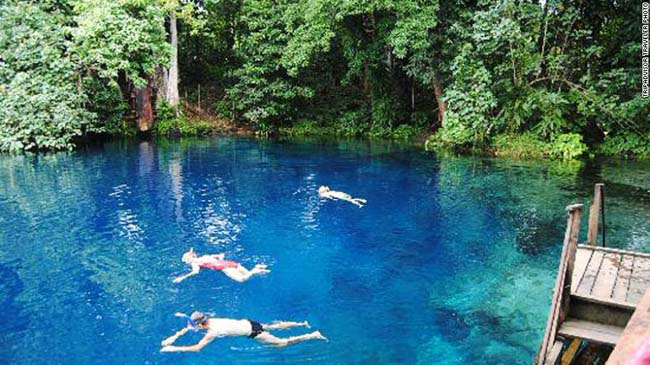 Hồ nước Nanda Blue Hole ở Vanatu, Nam Thái Bình Dương. Hồ nước tự nhiên có màu xanh tinh khiết nằm sâu trong Espiritu Santo, hòn đảo lớn nhất trong Vanuatu. Khung cảnh thiên nhiên đẹp tuyệt mỹ khiến bạn không muốn rời chân khỏi nơi đây. Ngoài ra, nơi đây có một quán bar ngoài trời và một khu dã ngoại.
