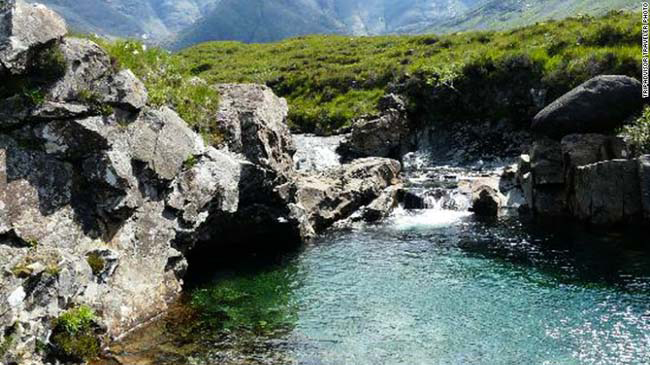 Bể bơi Thần tiên (Fairy Pools) ở Isle of Skye, Scotland. Bể bơi tọa lạc tại thung lũng hẹp ở Scotland, gồm một loạt các hồ nước với màu xanh ngọc bích tuyệt đẹp. Nó được tạo từ băng tan chảy từ trên núi Cuillin xuống. Một người dùng từ Skegness cho biết khung cảnh nơi đây giống như “một cái gì đó ra khỏi từ Chúa tể của những chiếc nhẫn”.
