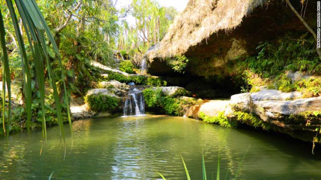 Công viên quốc gia Isalo ở Isalo, Madagascar. Nơi đây có hồ bơi tự nhiên được mô tả đẹp quyến rũ, những phong cảnh ngoạn mục, danh lam thắng cảnh và rất nhiều loài vượn. Ngoài hồ nước tuyệt đẹp còn có nhiều thác nước và hồ khác sâu trong công viên mà hầu hết du khách không để ý sẽ không thấy.
