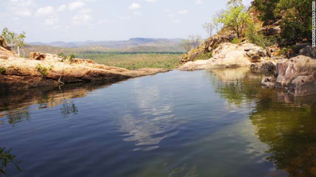 Hồ Gunlom Plunge ở Northern Territory, Australia. Khung cảnh đẹp chính là thứ nổi bật nhất tại đây. Du khách có thể đầm mình trong hồ bơi và thưởng thức vẻ đẹp ở Vườn quốc gia Kakadu. Nơi đây có vị trí cho du khách ngắm cảnh hoàng hôn ấn tượng nhất. Những mảng màu rực rỡ trên bầu trời sau khi mặt trời lặn là tuyệt vời nhất.
