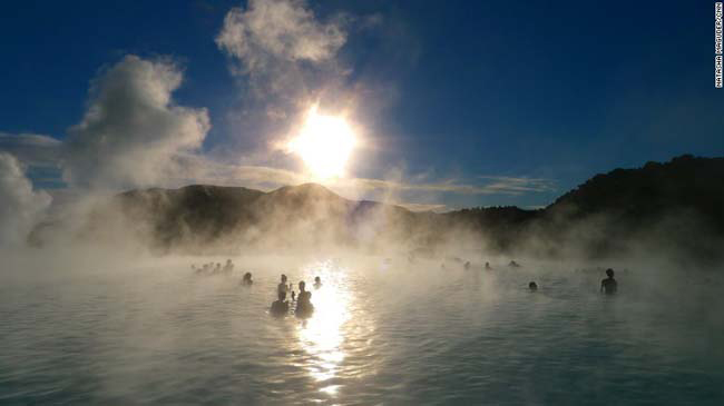 Blue Lagoon ở Grindavik, Iceland. Trải nghiệm ở đây tuyệt vời đến nỗi được ví như là “tắm trên mặt trăng”. Hồ khoáng nóng tự nhiên Blue Lagoon nổi bật trong hòn đảo lạnh giá, nằm ở phía nam của Bắc Cực, có nhiệt độ ổn định 40 độ C. Ngoài ra, du khách có thể được phục vụ thức uống tại quầy bar ngoài trời của Lagoon.
