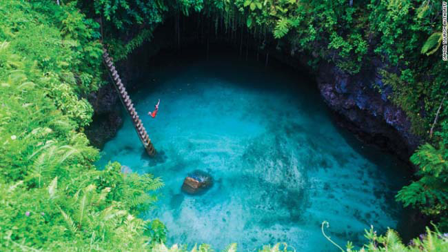 Rãnh đại dương To Sua ở Samoa, Nam Thái Bình Dương. Những người thích hồ bơi sẽ vô cùng phấn khích khi viếng thăm hòn đảo này. Đó là một trong những hòn đảo lãng mạn nhất ở Nam Thái Bình Dương, thu hút những người yêu chim và có ý thức bảo vệ môi trường. Du khách có thể có trải nghiệm kỳ diệu khi bơi dưới đáy của hang động. Nếu là một tay bơi cừ khôi, du khách thậm chí có thể bơi dưới hầm đá và ra biển. Có độ dốc lớn trên đường xuống hồ bơi nên trải nghiệm này không dành cho những người yếu tim.

