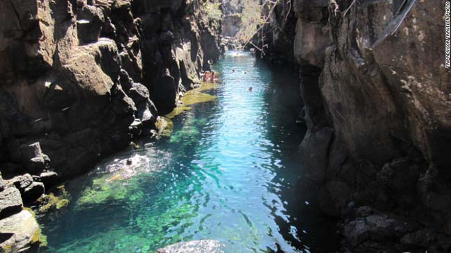 Las Grietas ở Puerto Ayora, Ecuador. Hồ bơi nước biển Las Grietas nằm giữa hai vách đá cao trên đảo trung tâm của Santa Cruz. Du khách đến đây có thể lặn và ngắm các rạn san hô. Du khách phải đi bằng thuyền từ bến tàu chính trên Santa Cruz để đến được hồ.
