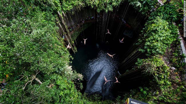 Hồ Ik Kil cenote ở công viên Eco-Arqueological, Chichen Itza, Mexico. Hồ bơi tuyệt đẹp này nằm ở độ sâu 26m so với mặt đất, mặt hồ rộng 60m và đáy hồ sâu 39m. Có những cây dây leo xếp thành từng tầng quanh hồ nước trong xanh tinh khiết. Du khách đến đây sẽ có cảm giác như bạn đang bơi trên một hành tinh khác.

