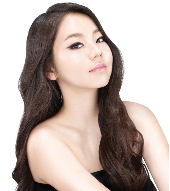 Nữ ca sỹ Sohee với đôi mắt một mí đặc trưng của người Hàn nhưng vẫn biến mình thành "nàng tiên" vì tài trang điểm.