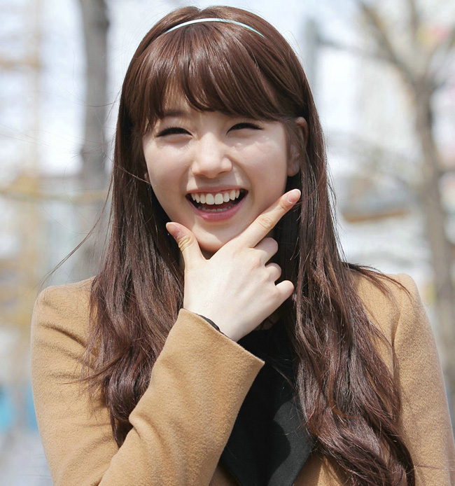 Nữ ca sỹ kiêm diễn viên Suzy - bạn gái Lee Min Ho - với nụ cười răng thỏ dễ thương.