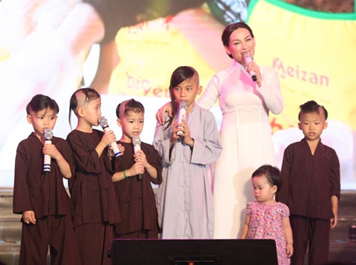 "Cô dâu 8 tuổi" Phi Nhung khiến người xem phát cuồng - 4