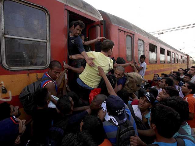 Cảnh xô đẩy, chen nhau lên tàu của dân nhập cư ở châu Âu - 1