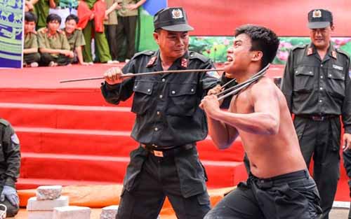 Chiêm ngưỡng nội công của cảnh sát trẻ! - 11