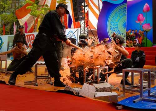 Chiêm ngưỡng nội công của cảnh sát trẻ! - 13
