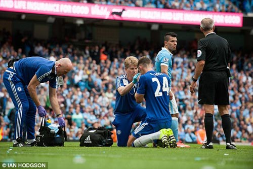 Fan Man City hóa trang thành bác sĩ trêu tức Chelsea - 2