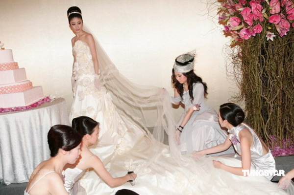 Tiết lộ những đám cưới "giá trên trời" chấn động Cbiz - 4