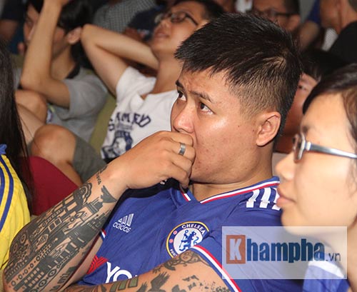 Chelsea thua, chàng trai xăm trổ rơm rớm nước mắt - 7