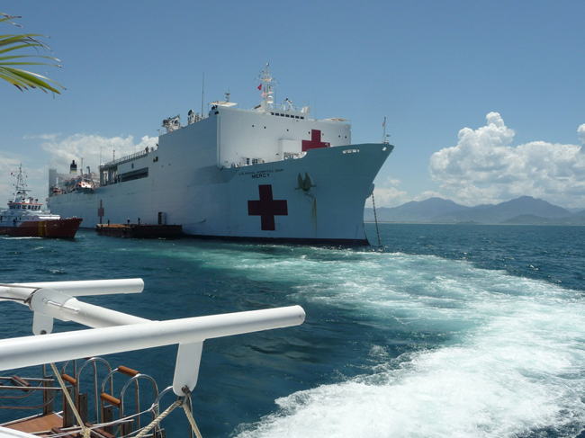 "Soi" siêu tàu bệnh viện Hải quân Hoa Kỳ vừa đến Đà Nẵng - 1