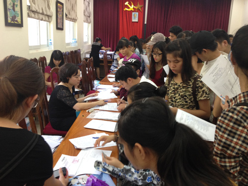 Xét tuyển ĐH: Thí sinh “vắt chân lên cổ” rút – nộp hồ sơ - 2