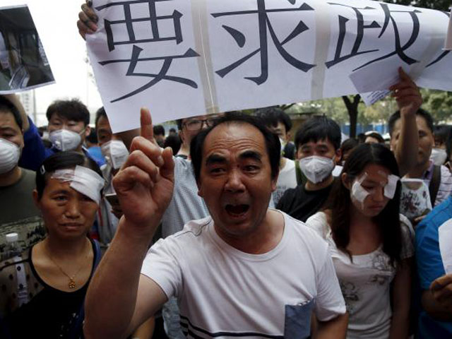 Nổ kho hóa chất TQ: Người dân giận dữ biểu tình đòi bồi thường - 1