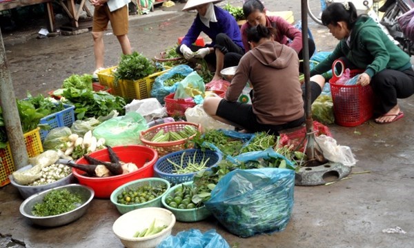 Nghịch lý: Xăng giảm, thực phẩm "viện lý do" tăng giá - 2