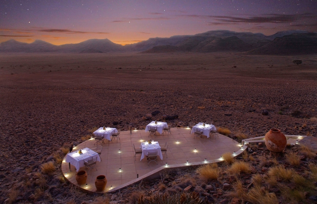 Khách sạn Sossusvlei Desert Lodge nằm trong ốc đảo ở giữa sa mạc Namibia, châu Phi với tiện nghi sang trọng. Du khách được thưởng thức bữa tối tuyệt ngon và ngắm bầu trời đêm đầy sao.