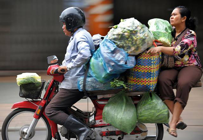 Cẩn thận vào ổ gà là tôi cũng rơi luôn đấy nhé.
