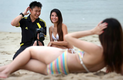 Phó nháy Singapore đưa vợ theo khi chụp người mẫu nude - 1