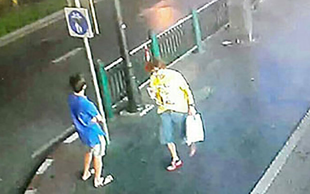 Video nghi phạm đánh bom Bangkok bình tĩnh rời hiện trường - 1