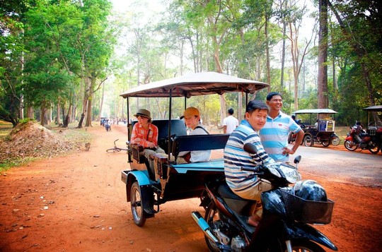 Campuchia: Bom “rơi” trên đường tới Đền Angkor - 1